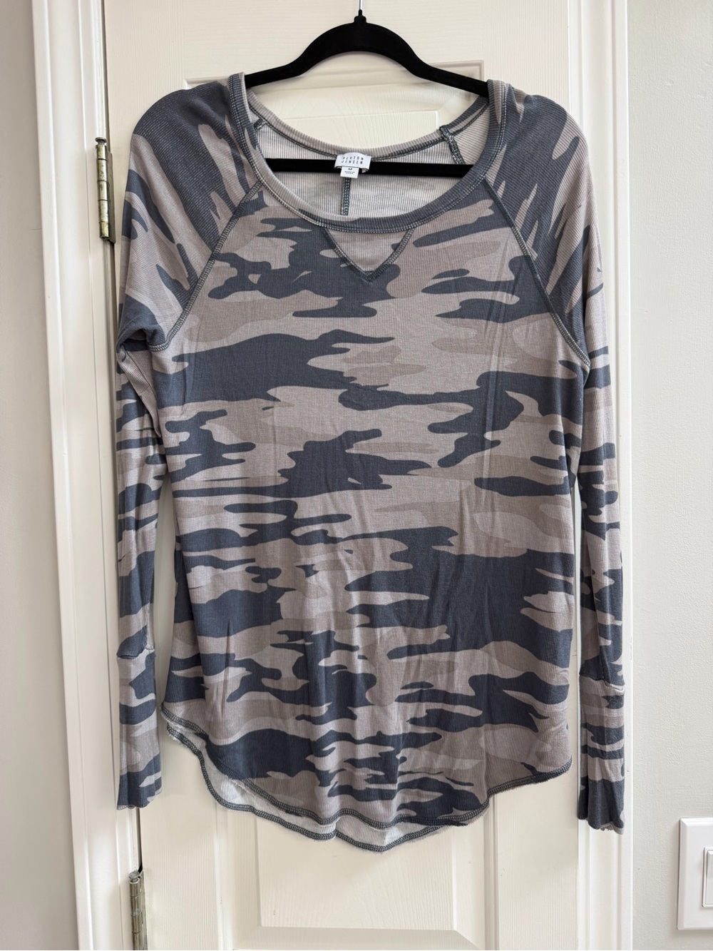 Peyton Jensen Women’s Gray Camouflage Long Sleeve Top